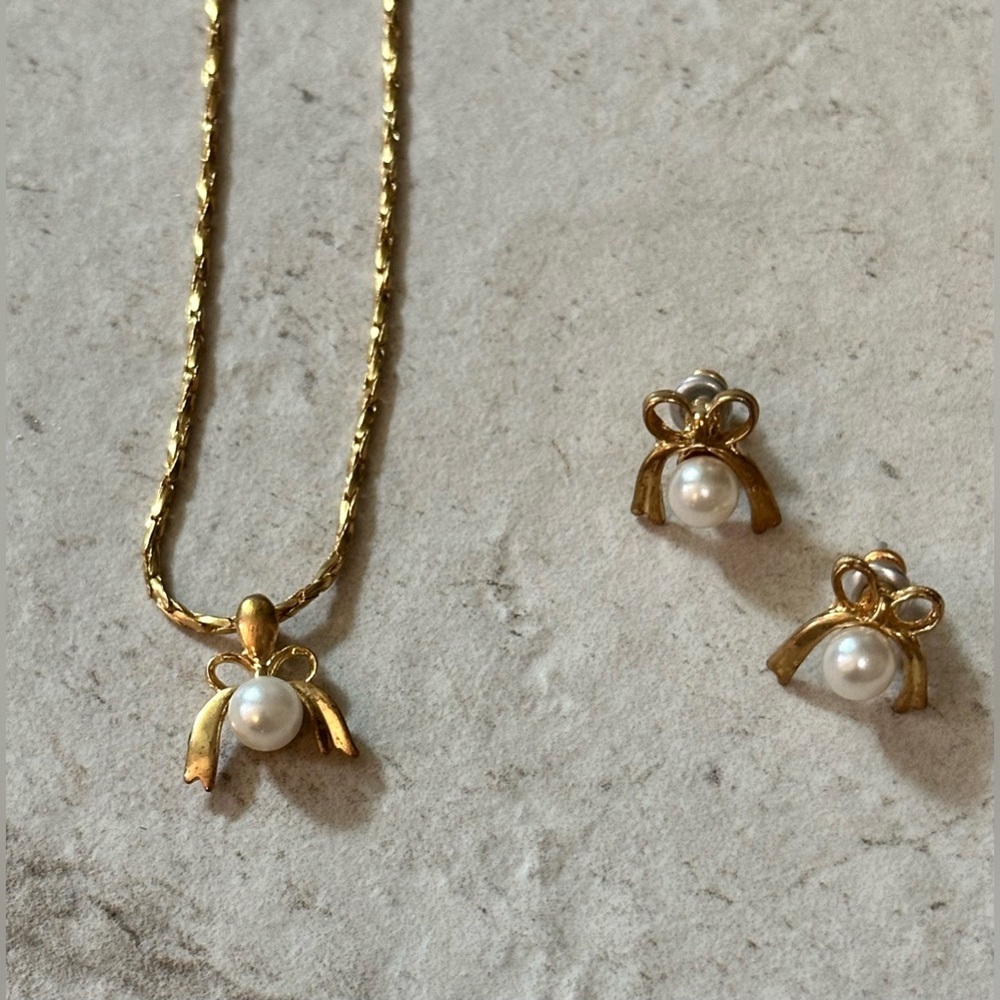 Vintage Pearl & Bow necklace, and earring set
